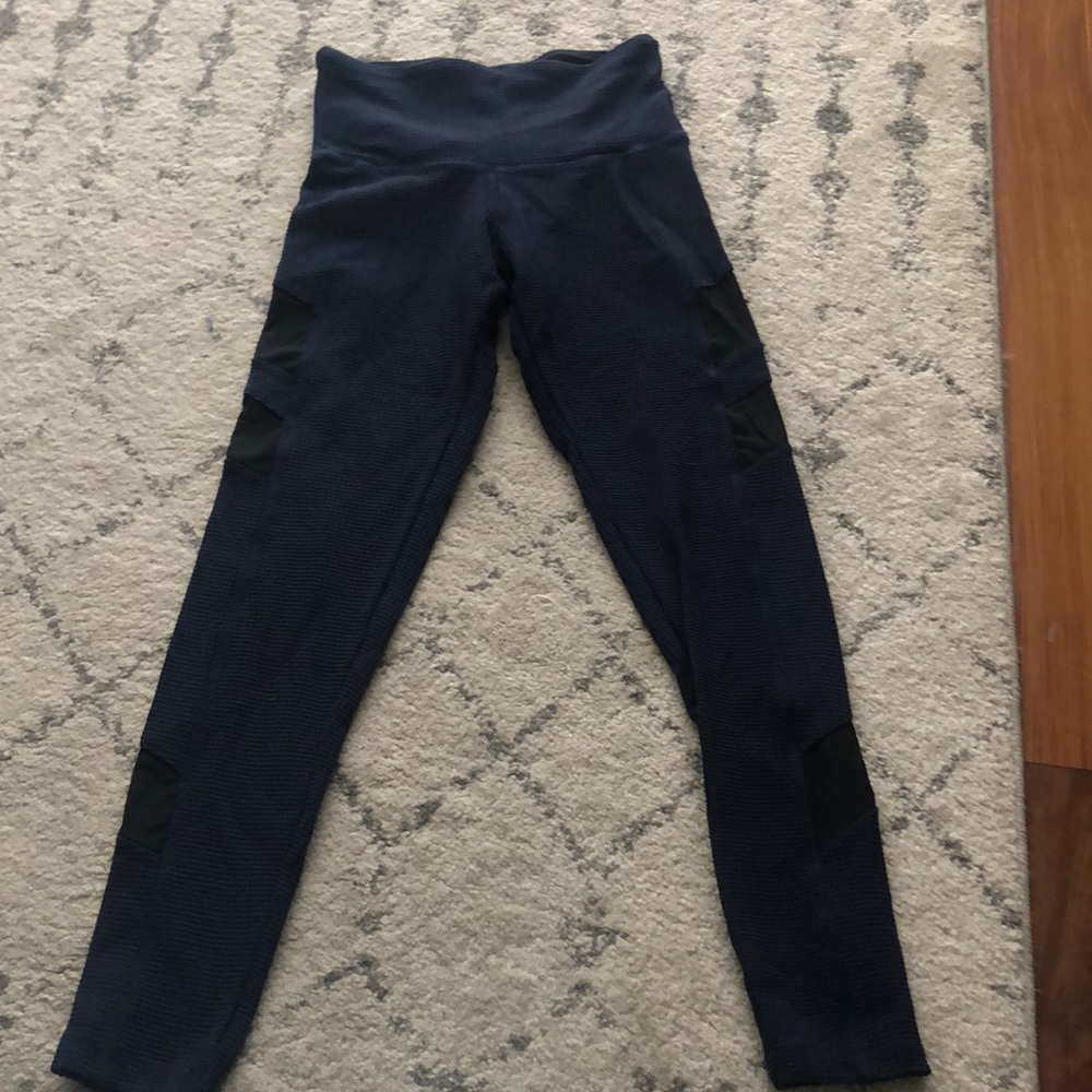 Strut this navy and mesh panel leggings